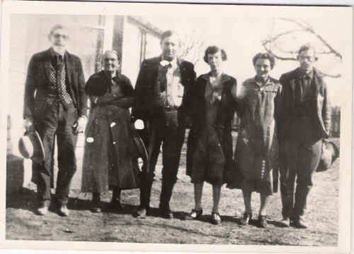 Robert Henderson and family_dots.jpg (181895 bytes)